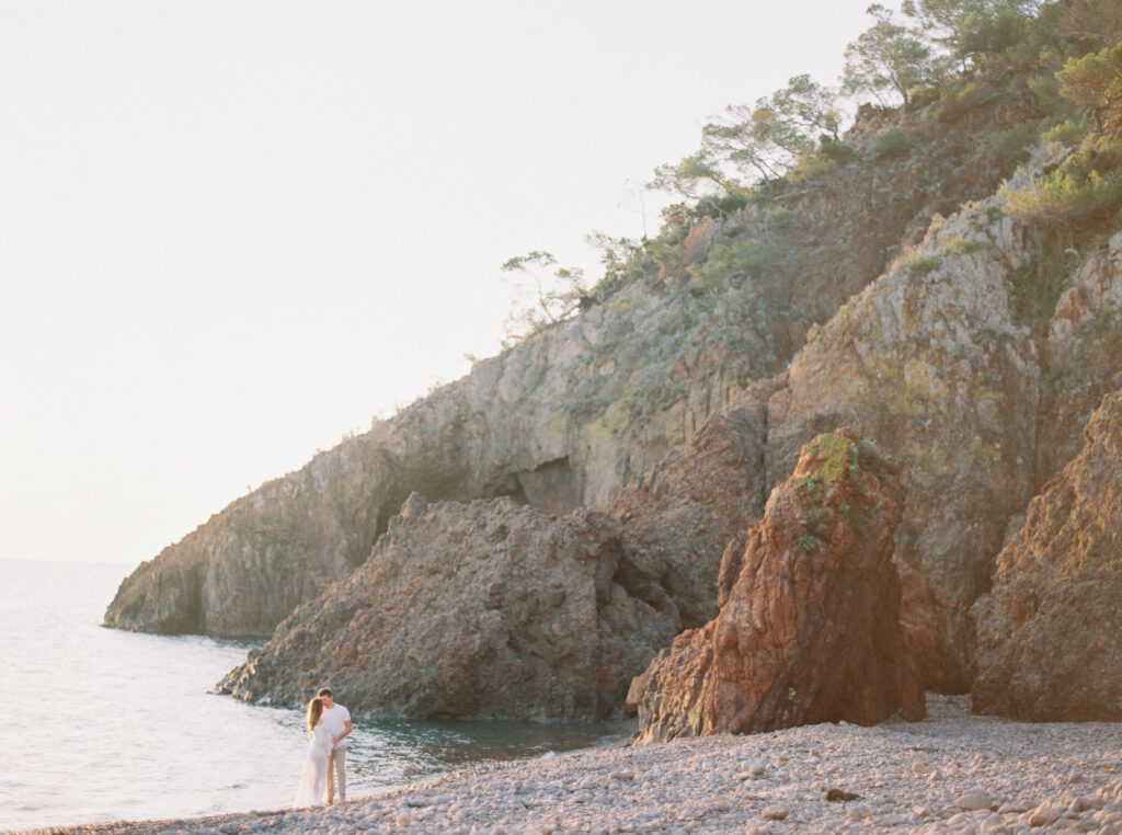 seance-photo-femme-enceinte-bord-de-mer-cote-dazur