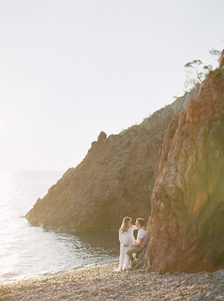 seance-photo-femme-enceinte-bord-de-mer-cote-dazur