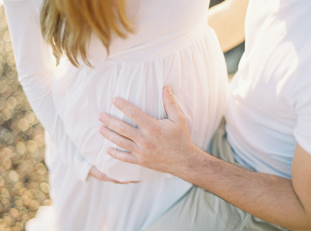 seance-photo-femme-enceinte-bord-de-mer-cote-dazur