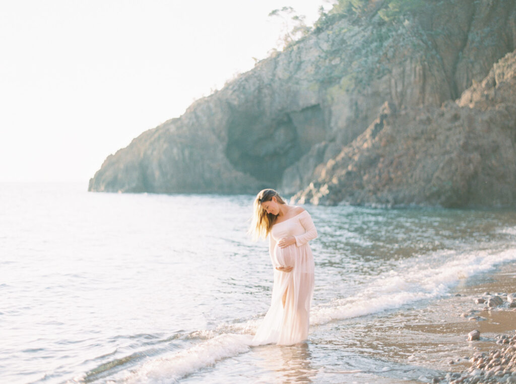 seance-photo-femme-enceinte-bord-de-mer-cote-dazur