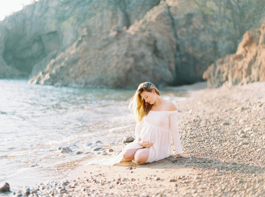 seance-photo-femme-enceinte-bord-de-mer-cote-dazur