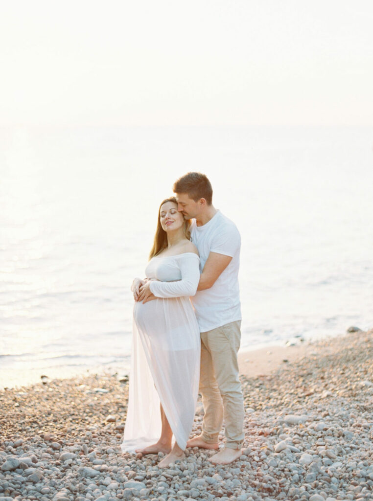 seance-photo-femme-enceinte-bord-de-mer-cote-dazur