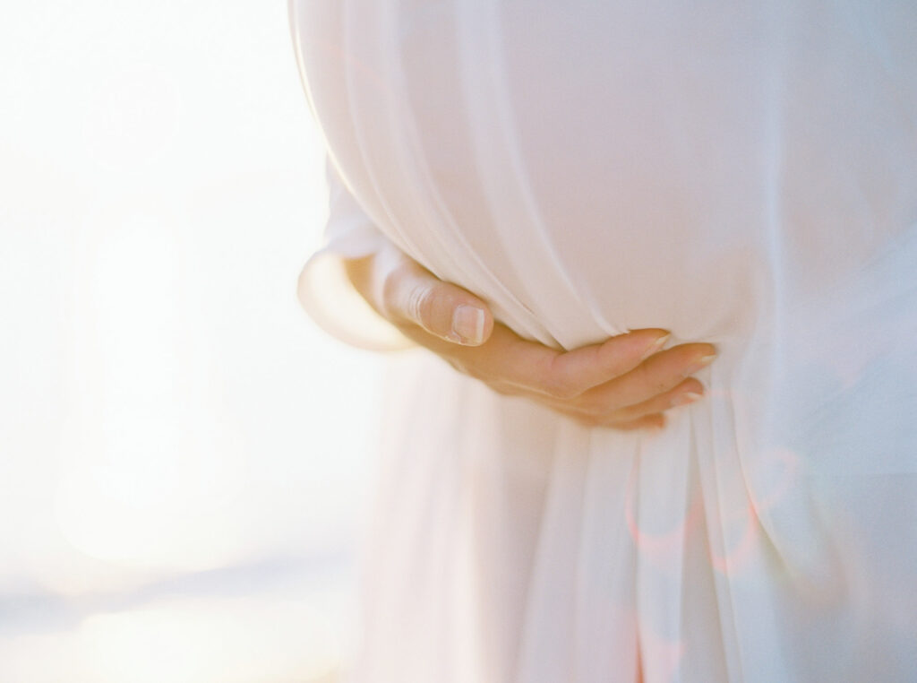 seance-photo-femme-enceinte-bord-de-mer-cote-dazur